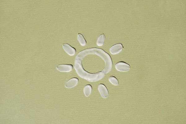 Nap Szimbólum Készült Fehér Krém Kenet Folt Zöld Háttér Esztétikai — Stock Fotó