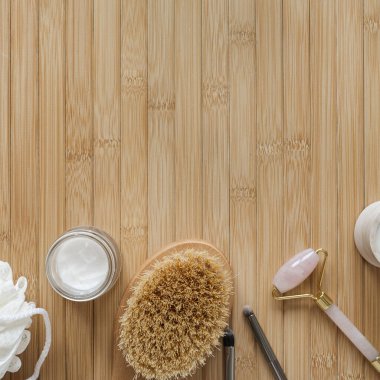 Spa, banyo ürünleri ve ahşap arka planda fotokopi alanı olan sağlık konsepti. Estetik duş ayarları