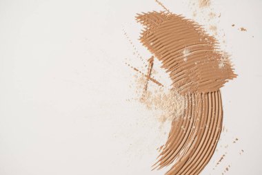 Makyaj ürününü kapat. Tarafsız bej güzellik kremi beyaz arka planda izole edilmiş. Minimalist güzellik markası, ticari ürün konsepti