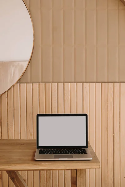Pusty Ekran Laptop Drewnianym Stole Miejsce Pracy Przy Biurku Skopiuj — Zdjęcie stockowe