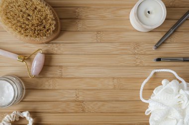 Spa, ahşap arka planda banyo ürünleri ile sağlık konsepti