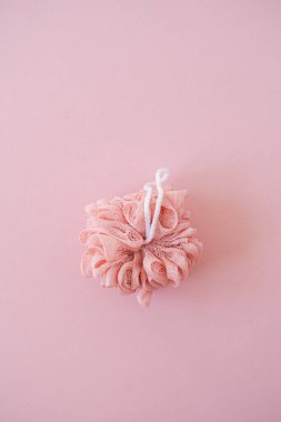 Pembe arka planda tuvalet süngeri. Düz, üst görünüm güzellik hala hayat yıkama konsepti