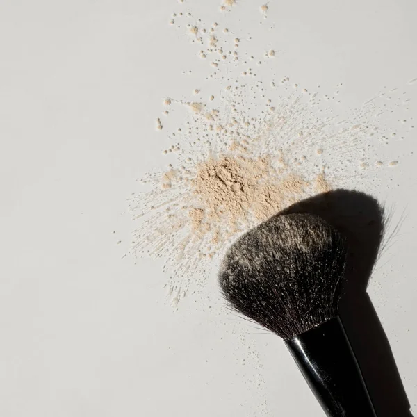 Närbild Neutral Beige Make Kosmetiska Pulver Strö Och Makeup Borste — Stockfoto