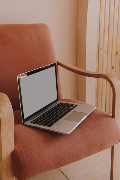 Üres Képernyős Laptop Kényelmes Peachy Lounge Széken Lakberendezés Másold Térképet — Stock Fotó