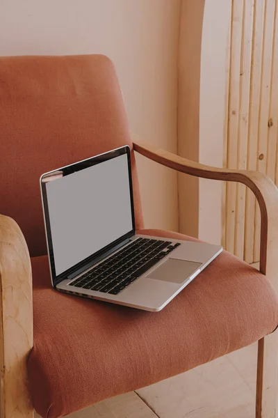 Portátil Pantalla Blanco Cómodo Sillón Diseño Interior Del Hogar Copiar — Foto de Stock