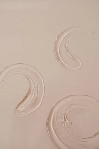 透明ジェルスミア ベージュ地にスマッジ 審美的な美しさの製品コンセプト — ストック写真