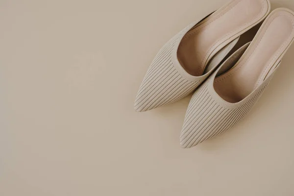 Zapatos Mujer Moda Beige Sobre Fondo Beige Pastel Elegante Concepto — Foto de Stock