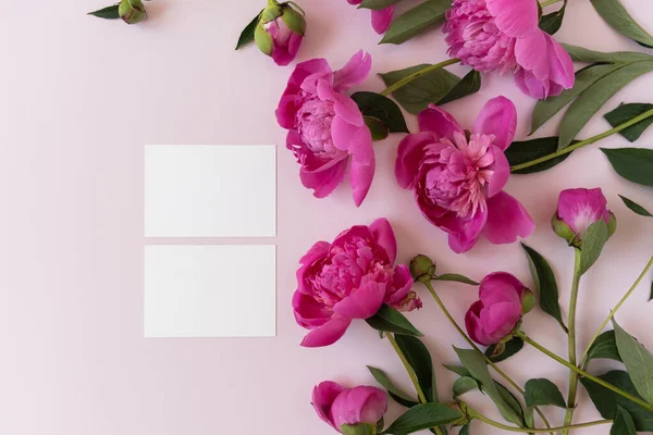 Blanco Papieren Uitnodigingskaarten Met Kopieerruimte Roze Pioen Bloemen Boeket Neutrale — Stockfoto