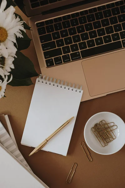 Trabajo Casa Concepto Aplanado Espacio Trabajo Minimalista Estético Hoja Cuaderno — Foto de Stock