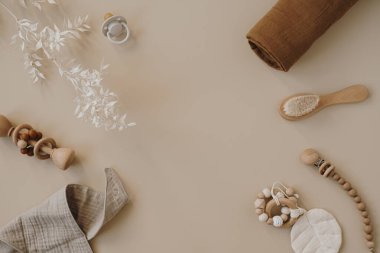 Çevrimiçi moda mağazası, online alışveriş markası. Pastel bej rengi, İskandinav tarzı yeni doğan bebek bakım aksesuarları. Muslin önlüğü, fırça, emzik, çorap, fiyonk, emzik. Boşluk kopyalama alanı düzenleme çerçevesi