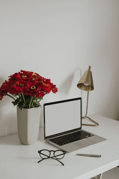 Laptop Számítógép Üres Másolási Hely Képernyőn Asztalon Díszített Írószer Virágok — Stock Fotó