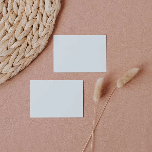 Blanco Papieren Uitnodigingskaarten Met Kopieerruimte Konijnengras Rotan Tapijt Neutrale Pastel — Stockfoto