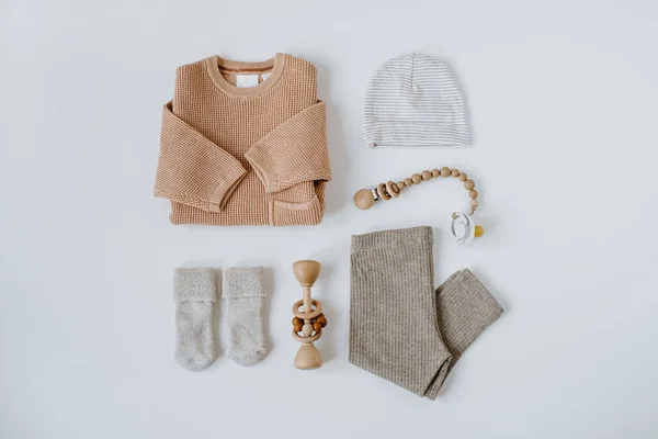 桃のセーター レギンス ペースメーカー 白を基調とした新生児服やアクセサリー 北欧風の新生児服 フラットレイアウト トップビュー — ストック写真