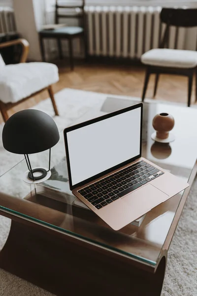 Kahve masasındaki boş ekran dizüstü bilgisayar. Merkez ofis masa çalışma alanı. Web sayfası şablonunu kopyala. Blogger, taşeronluk iş kavramı