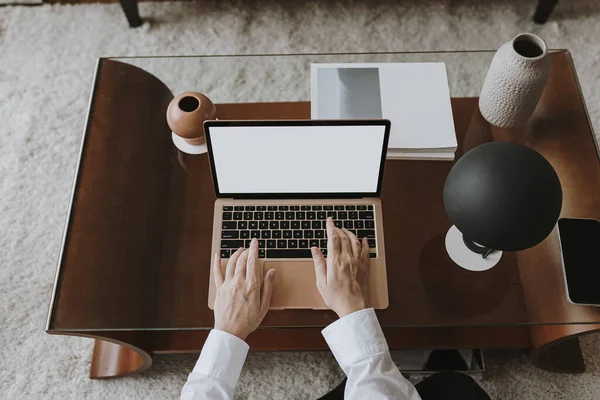 Руки Человека Работают Ноутбуке Эстетическое Рабочее Место Домашнего Офиса Работать — стоковое фото