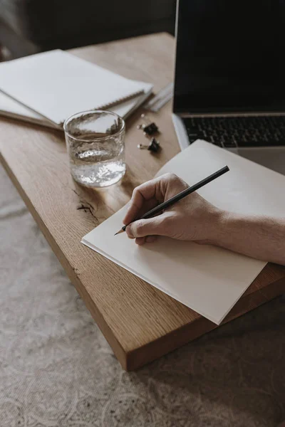 Ästhetischer Arbeitsplatz Home Office Laptop Notizbuch Auf Holztisch Person Schreibt — Stockfoto