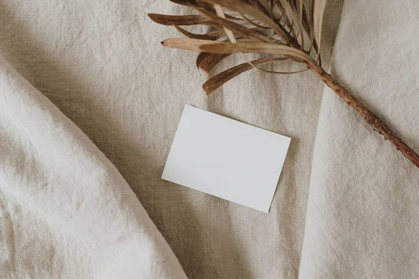 平整的空白纸制卡片 在中性米色折皱亚麻布上烘干蛋白花 业务模板 高瞻远瞩 平铺简约美学奢侈波希米亚商业品牌理念 — 图库照片