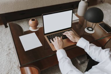 Eller dizüstü bilgisayarda. Dizüstü bilgisayarda çalışan biri. Boş kırpma yolu şablon ekranı. Freelancer ev ofis masası çalışma alanı. Çevrimiçi dükkan, mağaza, blog kavramı