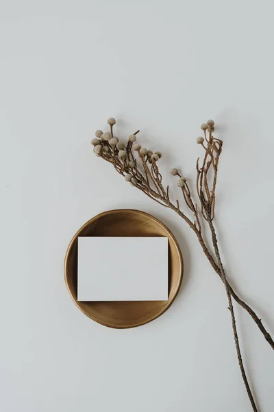 コピースペースと審美的なボヘミアン結婚式の招待状のカードテンプレート 真鍮皿の紙カード 白い背景のドライフラワーブランチ — ストック写真