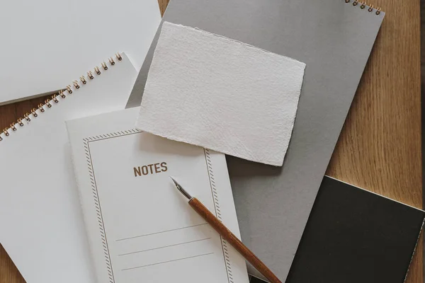 Esthetische Elegante Werkruimte Met Notitieboekje Blanco Papieren Velletje Houten Ondergrondtafel — Stockfoto