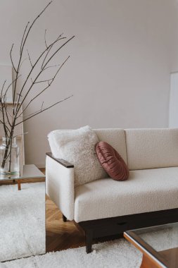 Estetik minimal ev, oturma odası iç tasarımı. Modern İskandinav iç tasarım konsepti. Yüzyılın ortalarında modern mobilyalar. Kiralık şık bir daire.