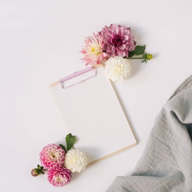 Boş kağıt levhalı pano tableti. Sanatçı ev ofis masası çalışma alanı. Düz konum, üst görünüm kopyalama alanı