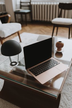 Kahve masasındaki boş ekran laptop. Merkez ofis masa çalışma alanı. Web sayfası şablonunu kopyala. Blogger, taşeronluk iş kavramı