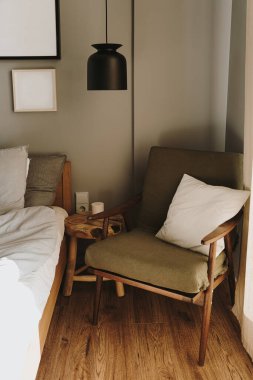 Estetik minimal ev, yatak odası iç tasarım. Modern İskandinav iç tasarım konsepti. Yüzyılın ortalarında modern sandalye, yatak, yastık. Kiralık şık bir daire.