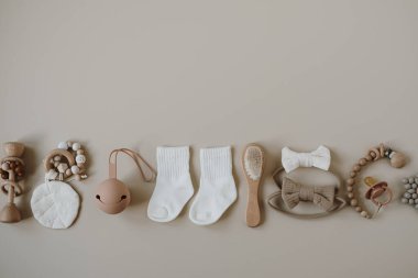 Pastel bej, rahat çevre dostu İskandinav bebek bakım aksesuarları. Çevrimiçi moda mağazası, online alışveriş markası konsepti. Fırça, emzik, çorap, fiyonk, emzik tutacağı tarafsız bej üzerine