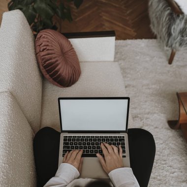 Eller dizüstü bilgisayarda. Dizüstü bilgisayarda çalışan biri. Boş kırpma yolu şablon ekranı. Freelancer ev ofis masası çalışma alanı. Çevrimiçi dükkan, mağaza, blog kavramı.