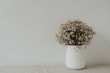 Seramik vazoda papatya çiçeği buketi. Estetik minimal modern İskandinav iç tasarım dekorasyonu