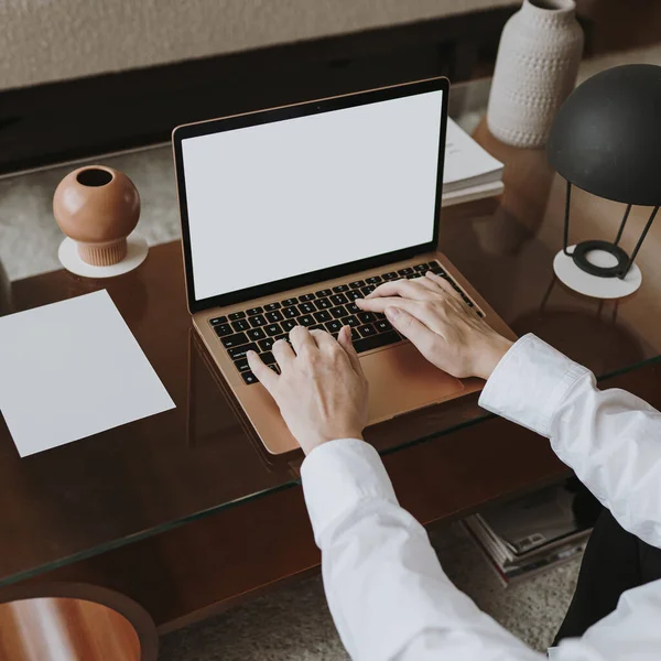 Eller dizüstü bilgisayarda. Dizüstü bilgisayarda çalışan biri. Boş kırpma yolu şablon ekranı. Freelancer ev ofis masası çalışma alanı. Çevrimiçi dükkan, mağaza, blog kavramı