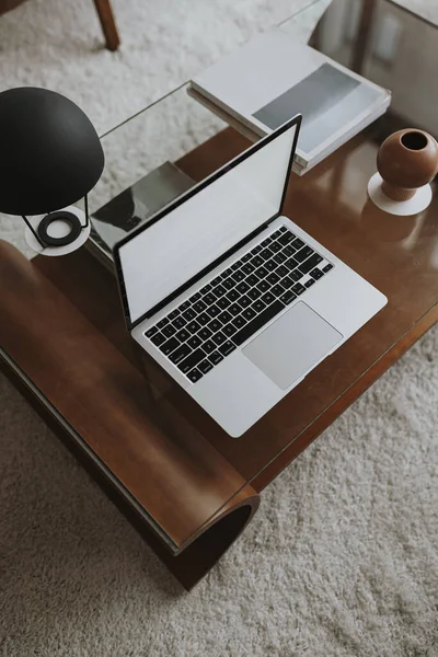 Lambalı ahşap masada boş ekranlı dizüstü bilgisayar. Estetik etki alanı biçimlendirilmiş çalışma alanı iç tasarım şablonu kopya alanı ile