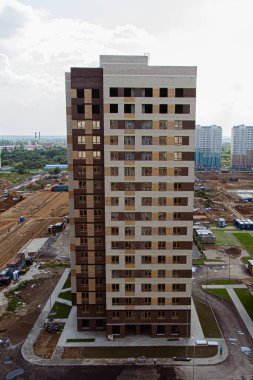 Turna ve bina mavi gökyüzüne karşı yapım aşamasında