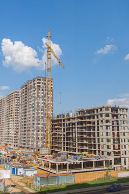 Turna ve bina mavi gökyüzüne karşı yapım aşamasında