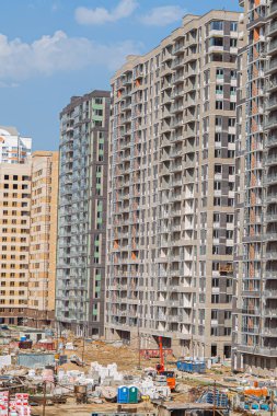 Turna ve bina mavi gökyüzüne karşı yapım aşamasında