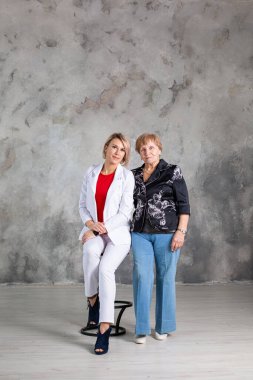 yaşlı kadın torunu ile portresi