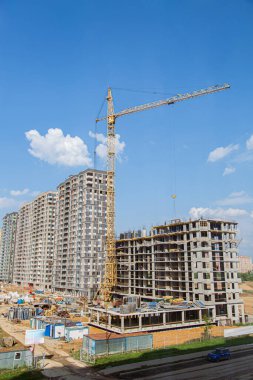 Turna ve bina mavi gökyüzüne karşı yapım aşamasında