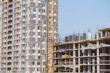 Turna ve bina mavi gökyüzüne karşı yapım aşamasında