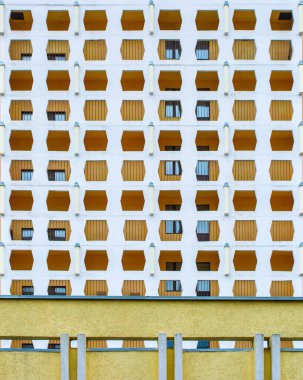 Güzel turuncu beyaz modern apartman kafes bakışla fotoğrafı