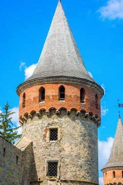 Kamyanets-Podilsky birçok yüksekliği kuleli eski antik taş castle fotoğrafı