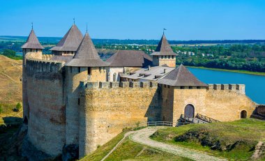Eski antik taş castle Hotin birçok yüksekliği kuleli fotoğrafı