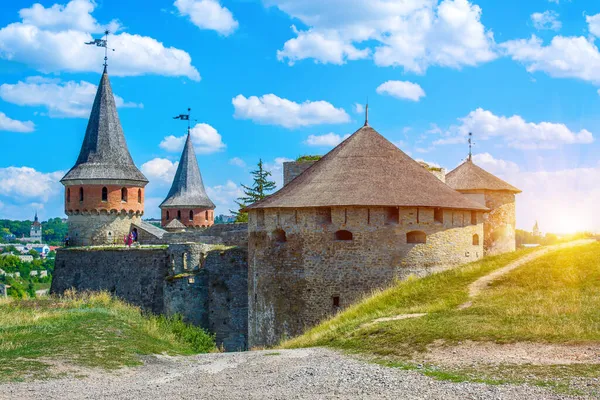カミャネッツ ポディルスキーに高い塔が多い古石城の写真 — ストック写真