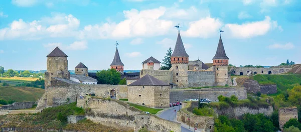 Kamyanets Podilsky で多くの高さの塔を持つ古い古代の石造りの城の写真 ストックフォト
