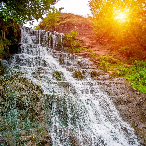 Zdjęcie Wysokim Pięknym Wodospadem Górach Słońcem — Zdjęcie stockowe