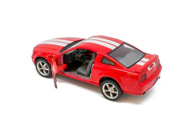 Beyaz arka plan üzerinde izole küçük kırmızı oyuncak model araba fotoğrafı