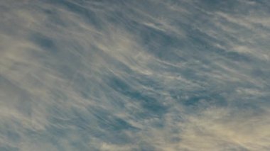 Tokyo, Japonya - 30 Eylül 2021: Sonbahar sabahında hava bulutu