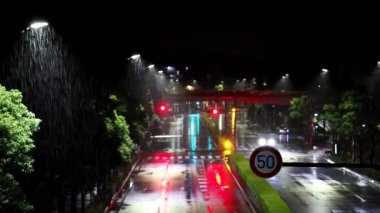 Tokyo, Japonya - 1 Ekim 2021: Tama, Tokyo, Japonya 'da geceleyin şiddetli yağmur yağdı