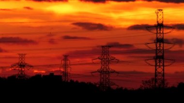 Tokyo, Japonya - 21 Ekim 2021: Sabah gökyüzünde yüksek voltajlı elektrik iletim hattı kulesi