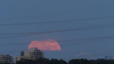 Tokyo, Japonya - 20 Ekim 2021 Tokyo, Japonya 'da bir dönme dolabın ötesine yükselen dolunay